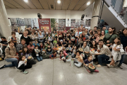 Fotografia de família dels castellers i castelleres amb les tradicionals postres de la mona.