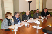 La delegació lleidatana va lliurar el febrer del 2014 el dossier de la candidatura al conseller de Cultura.