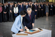 Jens Stoltenberg i la ministra d’Exteriors belga, Hadja Lahbib, ahir en la cimera de l’OTAN.