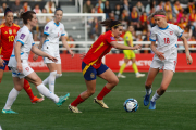 La jugadora del Barça Mariona Caldentey, autora del tercer gol, porta la pilota entre rivals.