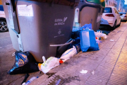 Imatge de bosses d’escombraries al costat de contenidors a la zona de Pardinyes amb porta a porta.
