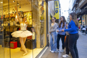 Performances de dansa en aparadors de l'Eix Comercial de Lleida