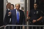 Trump fa gestos mentre torna al tribunal a Nova York.