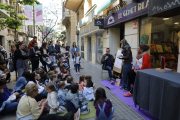 El dibuixant Òscar Julve, la llibretera Mertxe París i l’escriptora Tina Vallès, ahir davant la llibreria El Genet Blau de Lleida.