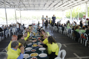 El pàrquing del Barris Nord va acollir el dinar popular amb què es va clausurar la festa gegantera.