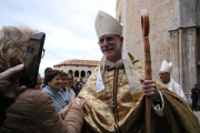 El bisbe de Girona, saludant els fidels després de la cerimònia.