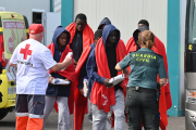 Creu Roja i la Guàrdia Civil atenen migrants arribats a bord d’una pastera a Tenerife al febrer.