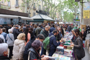 Llibres i roses recuperen les Rambles després de sis anys