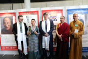 Puigdemont va donar una rosa a la delegada del dalai-lama a la UE.