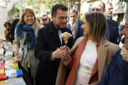 Pere Aragonès ahir amb la seua dona durant una visita a les parades de llibres de Barcelona.