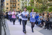 Desfilada de moda dels alumnes del Guindàvols a la plaça Ricard Viñes