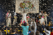 Concert de Xiula a l’interior del pavelló del col·legi Àngel Guimerà per la previsió de pluja.