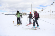 Un grup d’esquiadors es van calçar ahir els esquís al port de la Bonaigua.