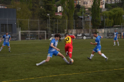 Un jugador del Palau tapa la progressió de Nadal prenent-li la pilota.