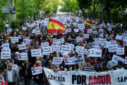 Milers de manifestants van arribar al Congrés per demanar a Sánchez que “no es rendeixi”.