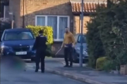 Imatge del presumpte agressor davant d’un policia britànic.