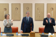 Feijóo ahir amb Cuca Gamarra i Miguel Tellado en la reunió amb diputats i senadors del PP.