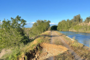 Un dels punts en què l’aigua es va emportar part del camí.