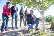 Visita en una finca de pistatxos on es veu un protector metàl·lic.