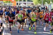 Un moment de la sortida de la Mitja Marató i 10 km Ciutat de Tàrrega, que va reunir ahir més de 500 atletes a la capital de l’Urgell.