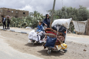 Una dona palestina i un nen, després de l’ordre d’evacuació israeliana de Rafah.