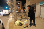 Veí de Pardinyes deixa la bossa per a la recollida porta a porta.