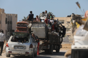 Palestins desplaçats arriben a Khan Yunis després de fugir de la ciutat de Rafah, al sud de Gaza.