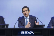 El president del BBVA, Carlos Torres, explicant ahir els detalls de l’opa en roda de premsa.