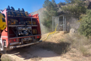 Un camió de Bombers se subministra d’aigua del Garrigues Sud.