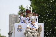 El Madrid ofereix la Lliga a l’afició ■ El Reial Madrid va oferir ahir el títol de Lliga als seus aficionats, que van omplir la plaça de Cibeles. A primera hora del matí el president de l’RFEF, Pedro Rocha, els va entregar la copa a Valdebe ...