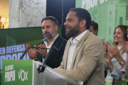 El candidat de Vox, Ignacio Garriga, va comparèixer amb el líder de la formació Santiago Abascal.