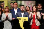 Aragonès i la plana major d’ERC durant la compareixença per analitzar els resultats electorals.