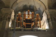 Operaris, ahir, durant la instal·lació del nou orgue a la Catedral Nova de Lleida.