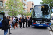 Usuaris de Rodalies agafen un autobús facilitat per Renfe a l’estació de Montcada-Ripollet.