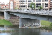 Imatge del cabal del riu al seu pas pel Pont Vell de Lleida