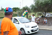 Una manifestant fa onejar una bandera nacionalista.