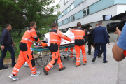 Els equips de rescat transporten en llitera el primer ministre eslovac Robert Fico a l’hospital.