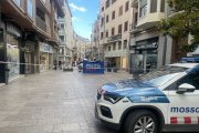 Els Mossos d’Esquadra i la Guàrdia Urbana van tallar el carrer al trànsit.