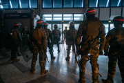 Els soldats francesos protegeixen l’aeroport de Nouméa, tancat.