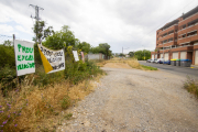 Múltiples pancartes ■ Aquest tram del carrer, a l’altura del número 82, va aparèixer ahir ple de cartells i pancartes exigint mesures de seguretat i instant l’ajuntament i l’alcalde a aplicar-les com més aviat millor.