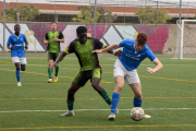 Un jugador del Castellserà prova d’avançar amb la pilota davant la pressió d’un rival.