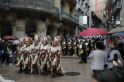 Inici de la desfilada de gala ahir a la tarda al Mercat del Pla, amb una de les comparses mores.