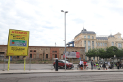 Tancament de la zona blava de l’estació de trens ■ La zona blava que hi ha al costat de l’estació de trens a Príncep de Viana va ser tancada ahir per l’inici de les obres de la terminal de busos. Com a alternativa, el pàrquing subterrani  ...
