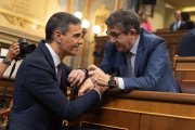 Pedro Sánchez saluda el portaveu del PSOE, Patxi López, ahir a l’arribar al Congrés.