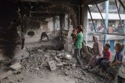 Palestins desplaçats pel conflicte en un edifici enderrocat al sud de la Franja de Gaza.