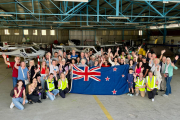 Siegrist posa amb la resta de persones evacuades de Nova Caledònia en l’arribada a Nova Zelanda.