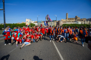 Algunes de les penyes de l’Aplec del Caragol, posant al pont Vell al final de la cercavila, just abans de tornar al recinte de la festa als Camps Elisis.