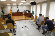 Els tres condemnats, ahir al judici per conformitat celebrat al jutjat Penal 3 de Lleida.