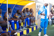 Cheikh Gueye, dempeus, veient les evolucions del seu equip durant un partit.