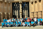 Foto de família dels voluntaris de CaixaBank i els usuaris de la Fundació Aspamis.